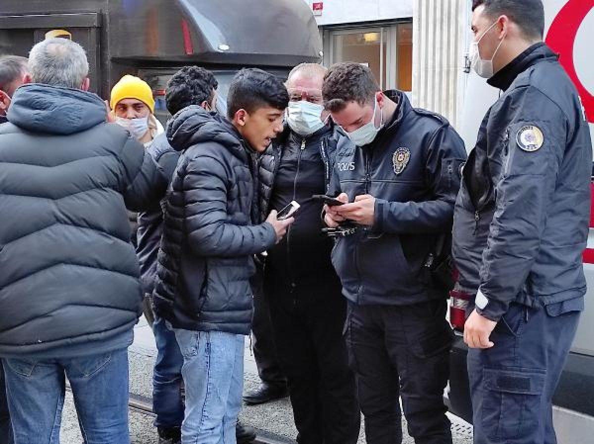 İstiklal'de 3 kişinin bindiği motosiklet kaza yaptı