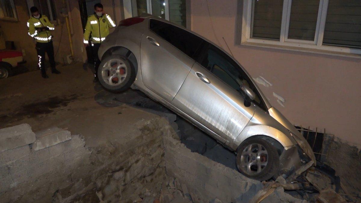Kırıkkale'de otomobiliyle apartmana çarptı