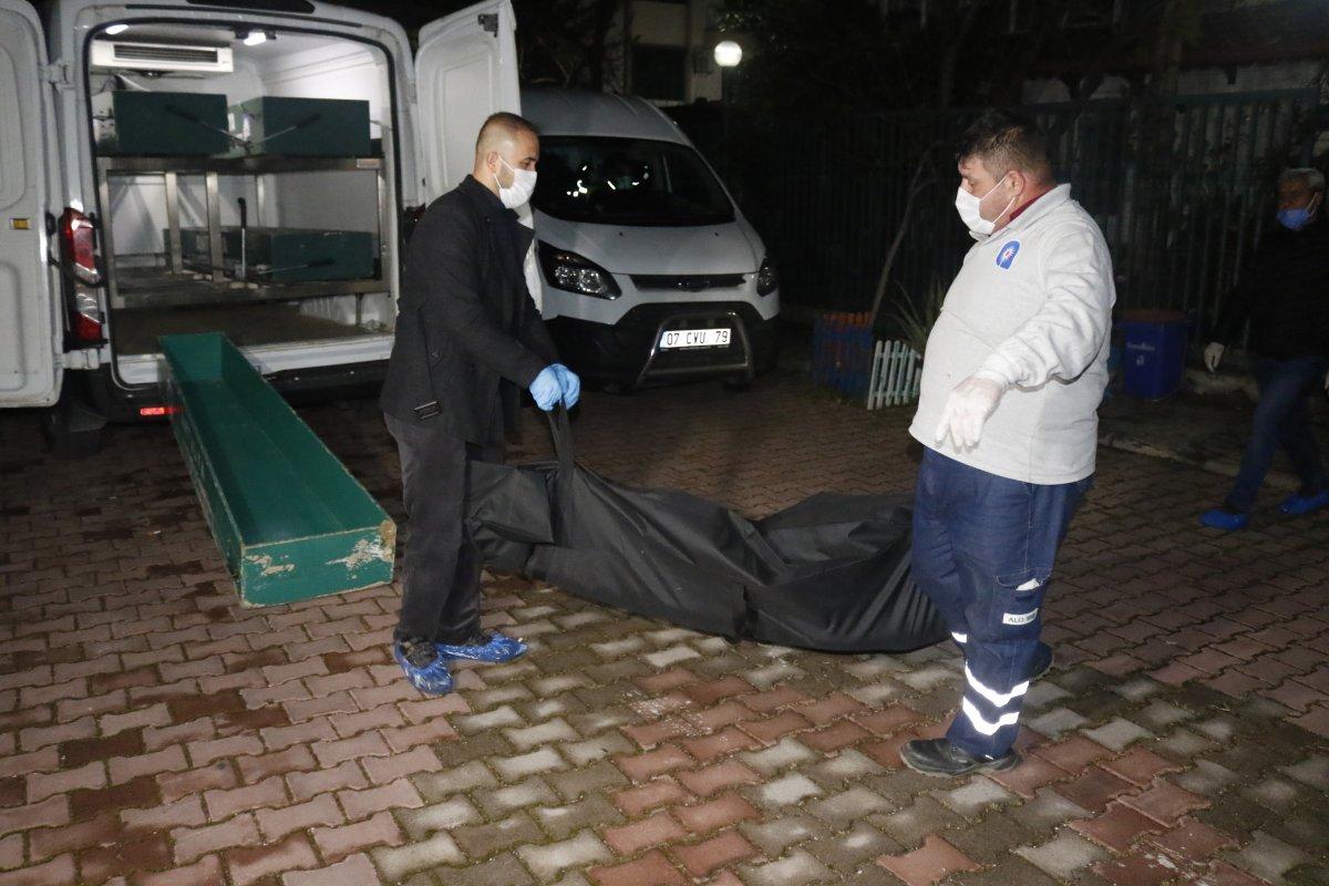 Antalya’da babasını öldürüp, anne ve ablasının yanına taşıdı