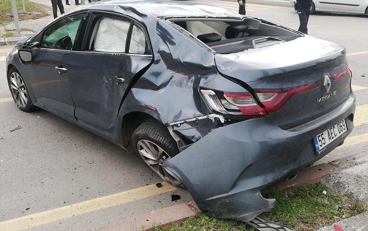 Samsun'da hafif ticari araç ile otomobil çarpıştı