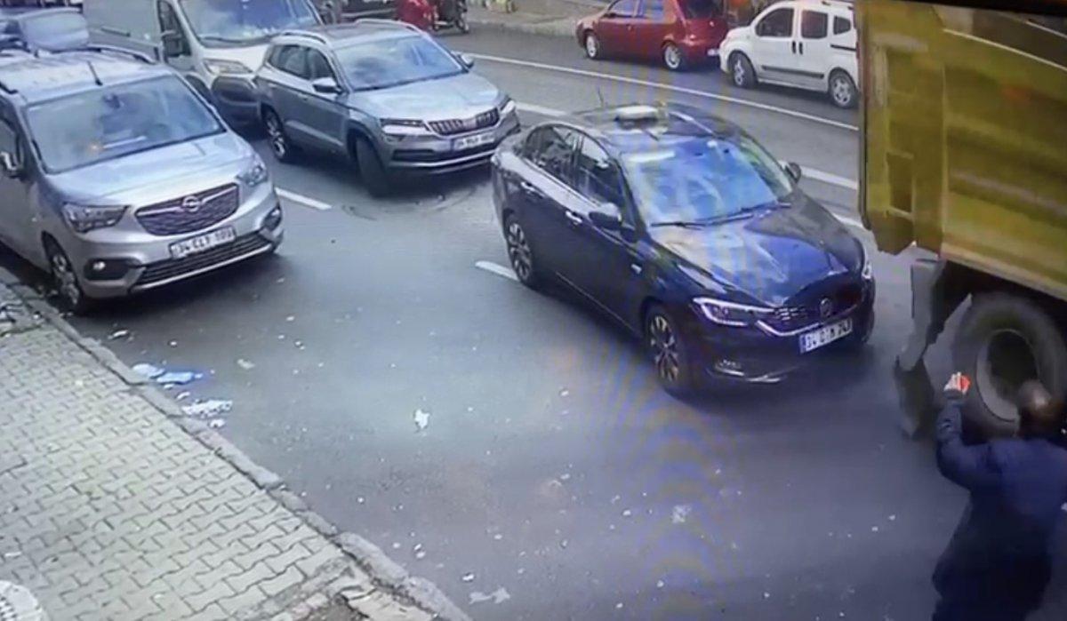 Kağıthane'de arızalanan hafriyat kamyonu araçlara çarptı