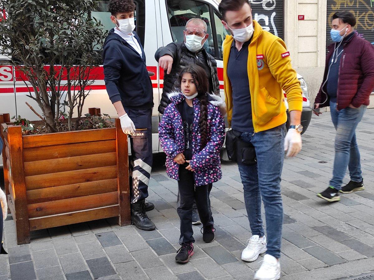 İstiklal'de 3 kişinin bindiği motosiklet kaza yaptı