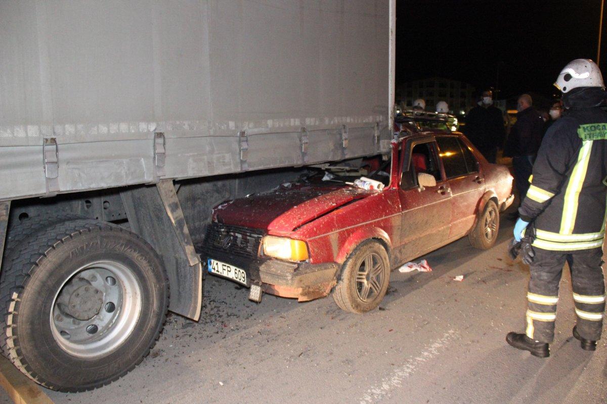 Kocaeli'de kamyonun altına giren sürücü yaralandı