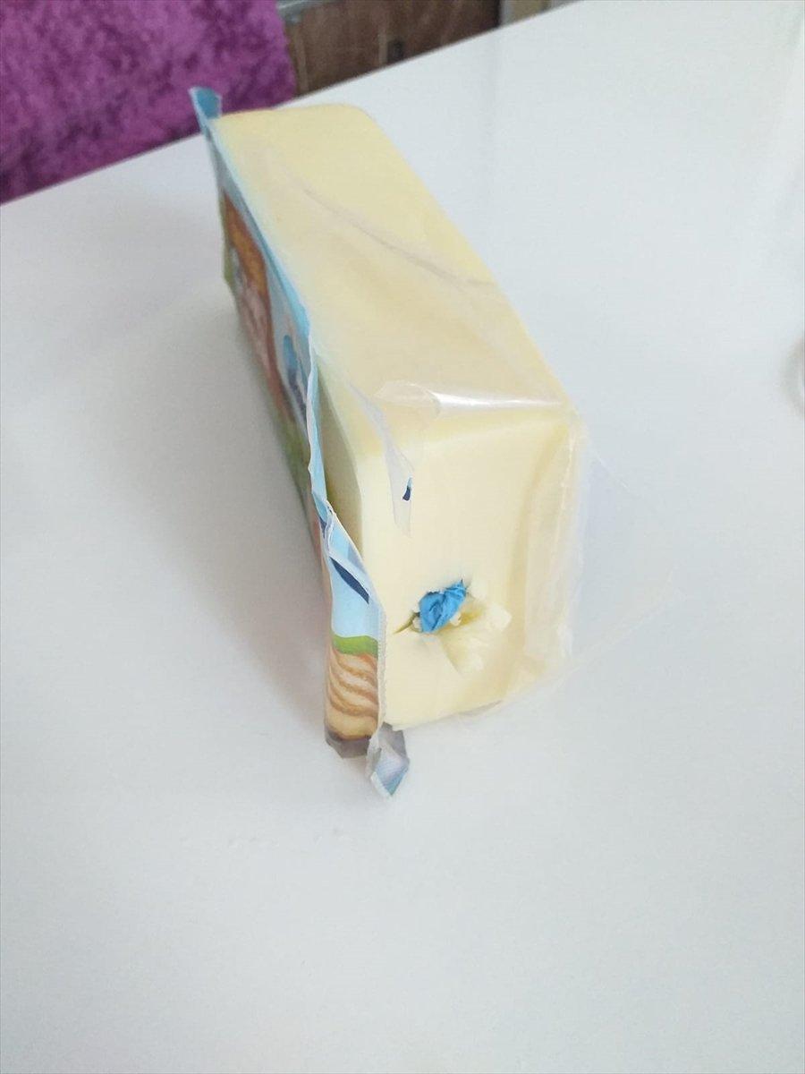 Kocaeli'de marketten aldığı kaşar peynirinden eldiven çıktı