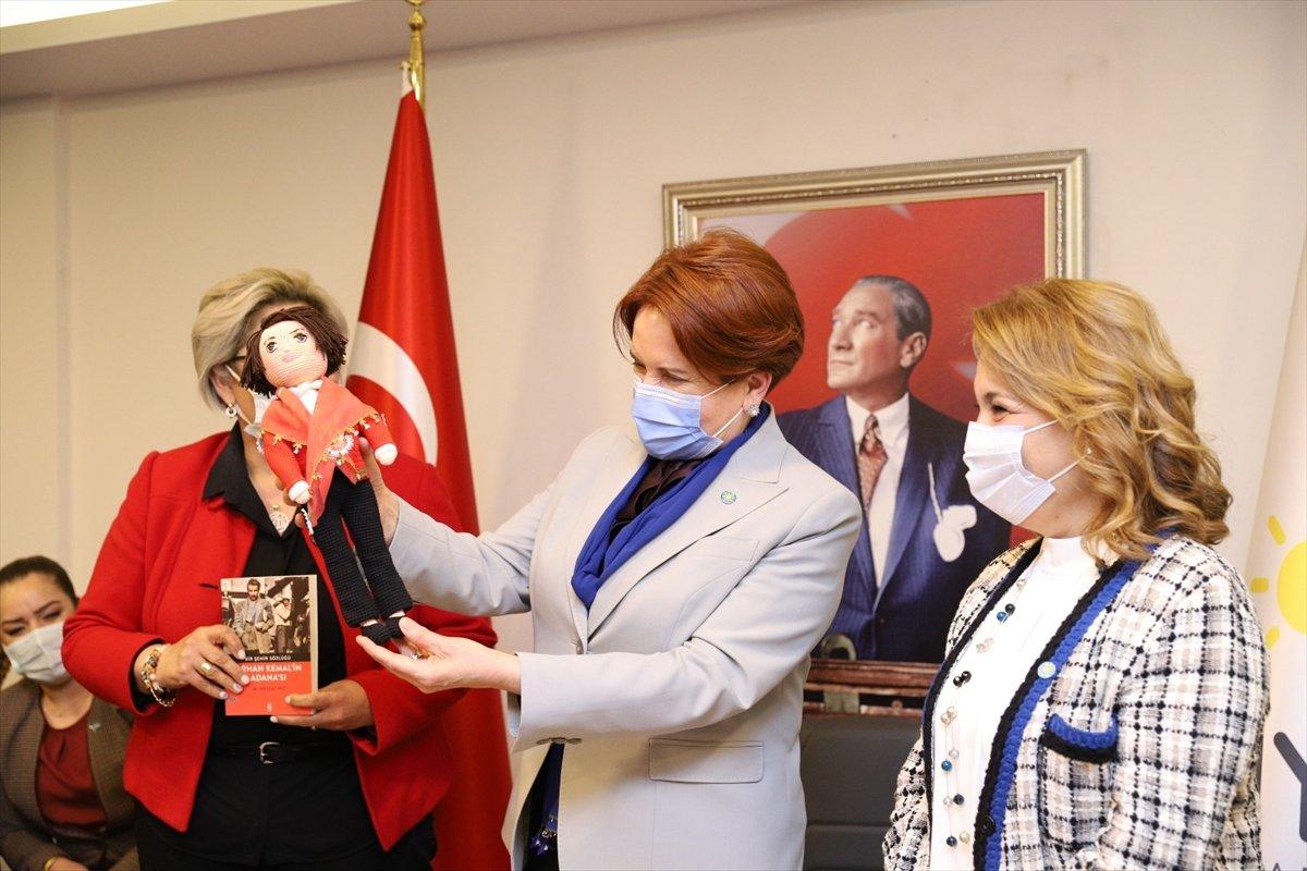 Meral Akşener'e kendisine benzeyen bez bebek hediyesi