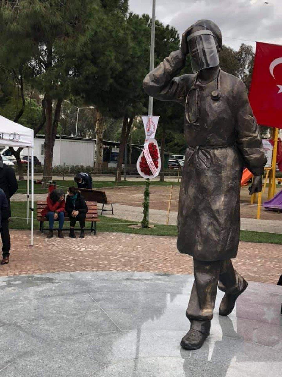 CHP'li İzmir Büyükşehir ve Karşıyaka Belediyesi'nden yeni heykel