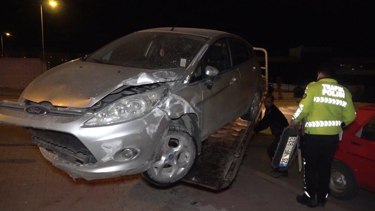 Kırıkkale'de otomobiliyle apartmana çarptı