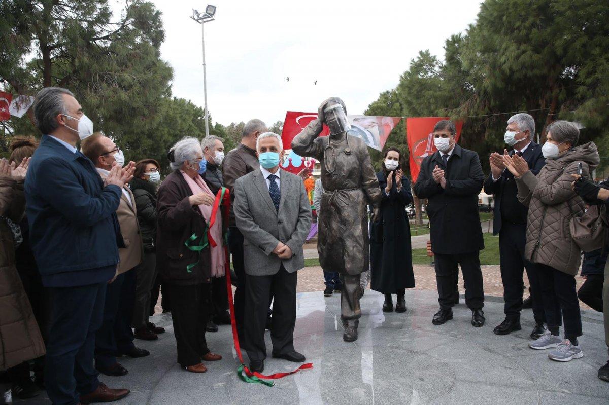 CHP'li İzmir Büyükşehir ve Karşıyaka Belediyesi'nden yeni heykel