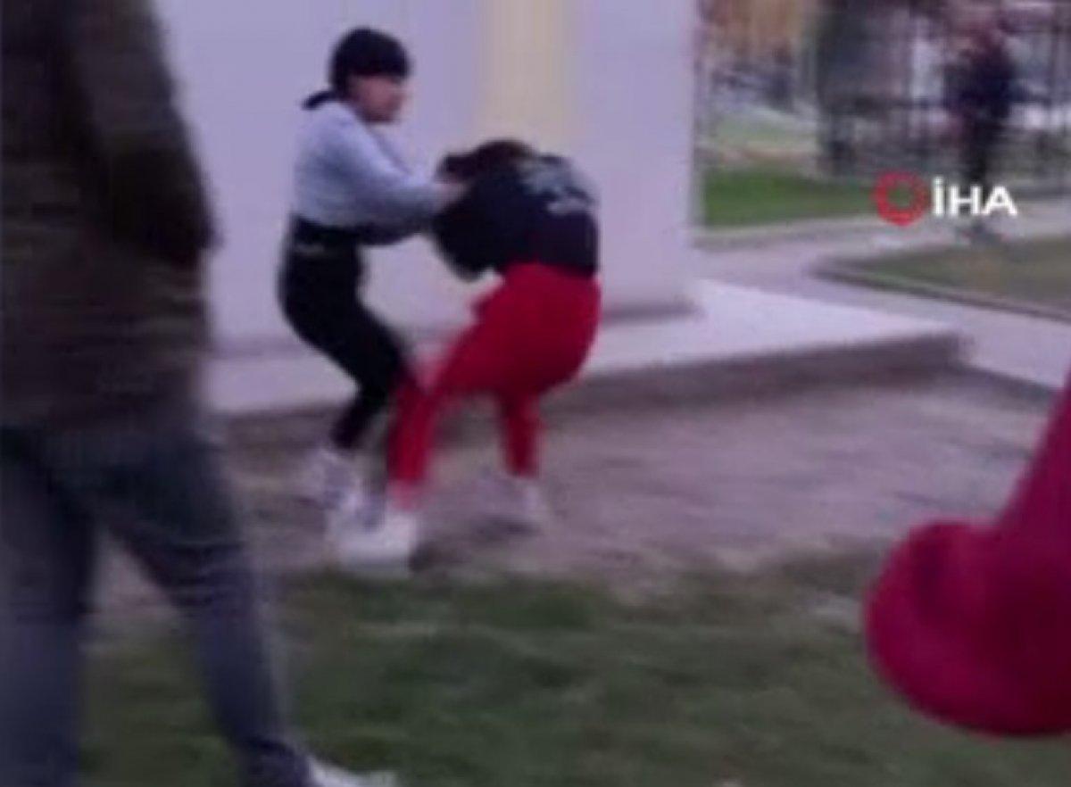 Ankara'da genç kızların kavgası kamerada