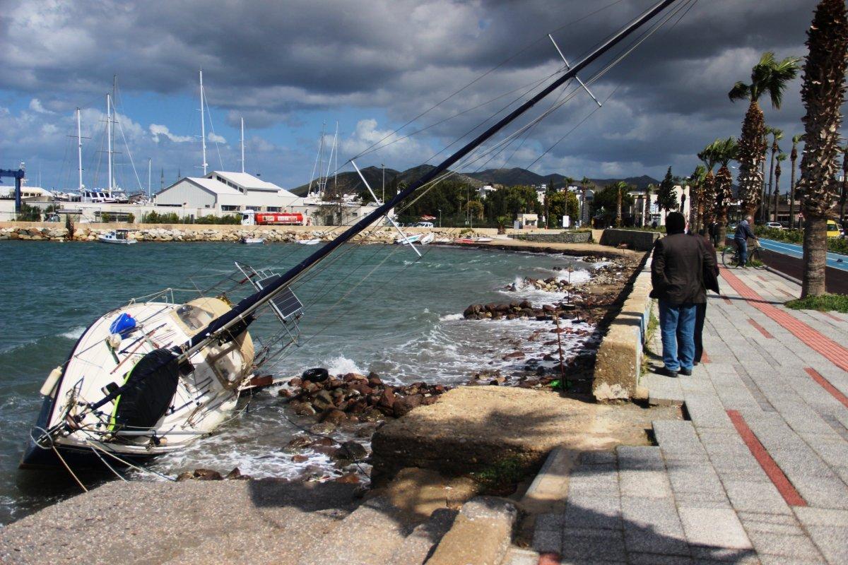 Muğla’da 1,5 milyonluk tekne fırtınada karaya oturdu