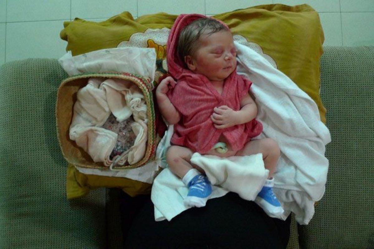 Lotus doğum nedir, nasıl yapılır? Lotus doğumun faydaları ve zararları..