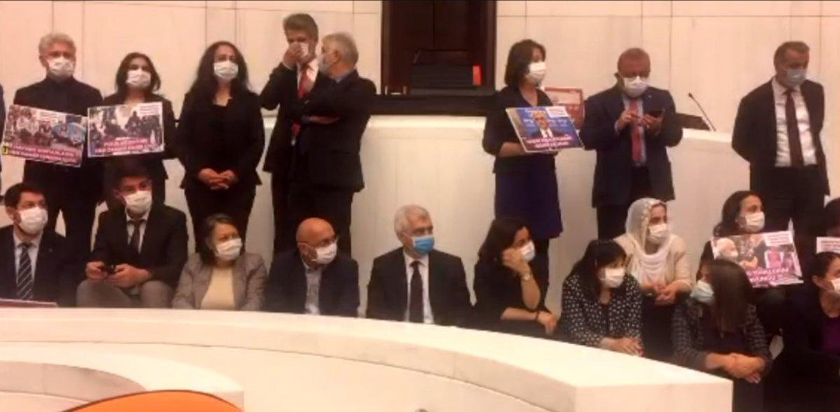 HDP'li vekiller Meclis'te eyleme başladı