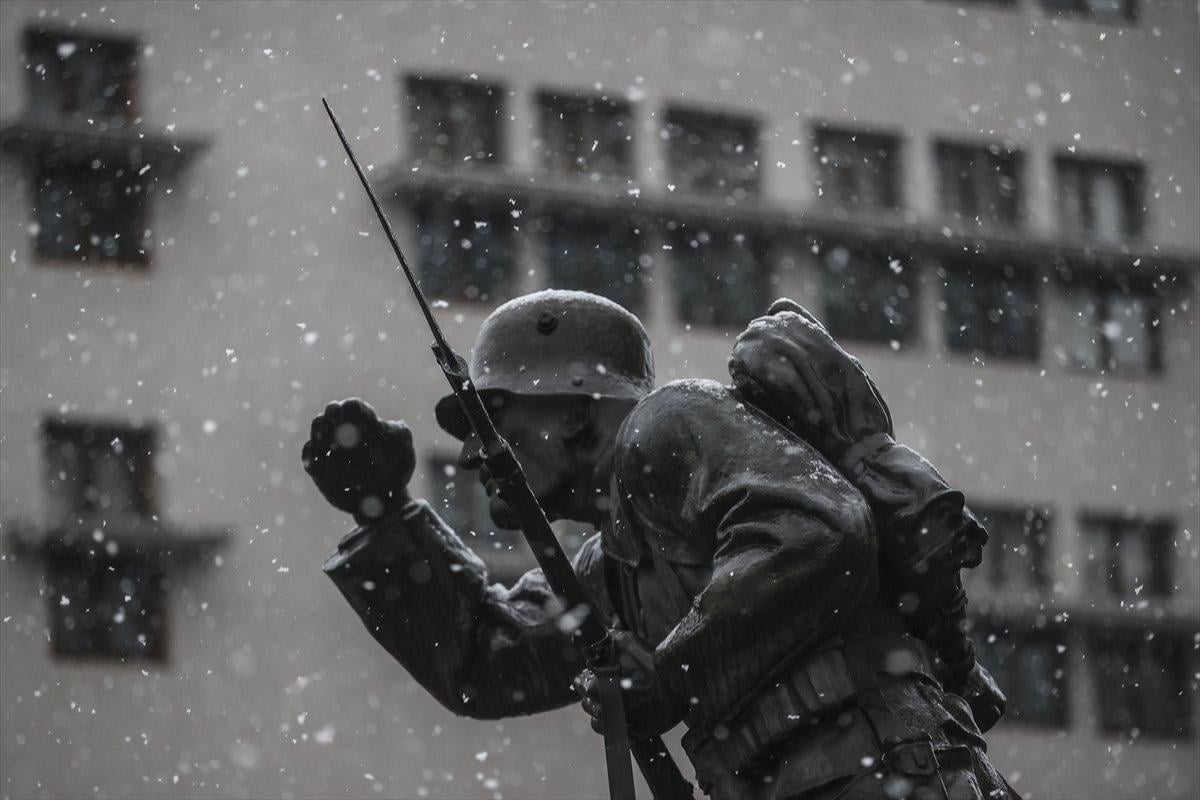 Ankara'da üçüncü cemrenin ardından yağan kar şaşkınlık yarattı