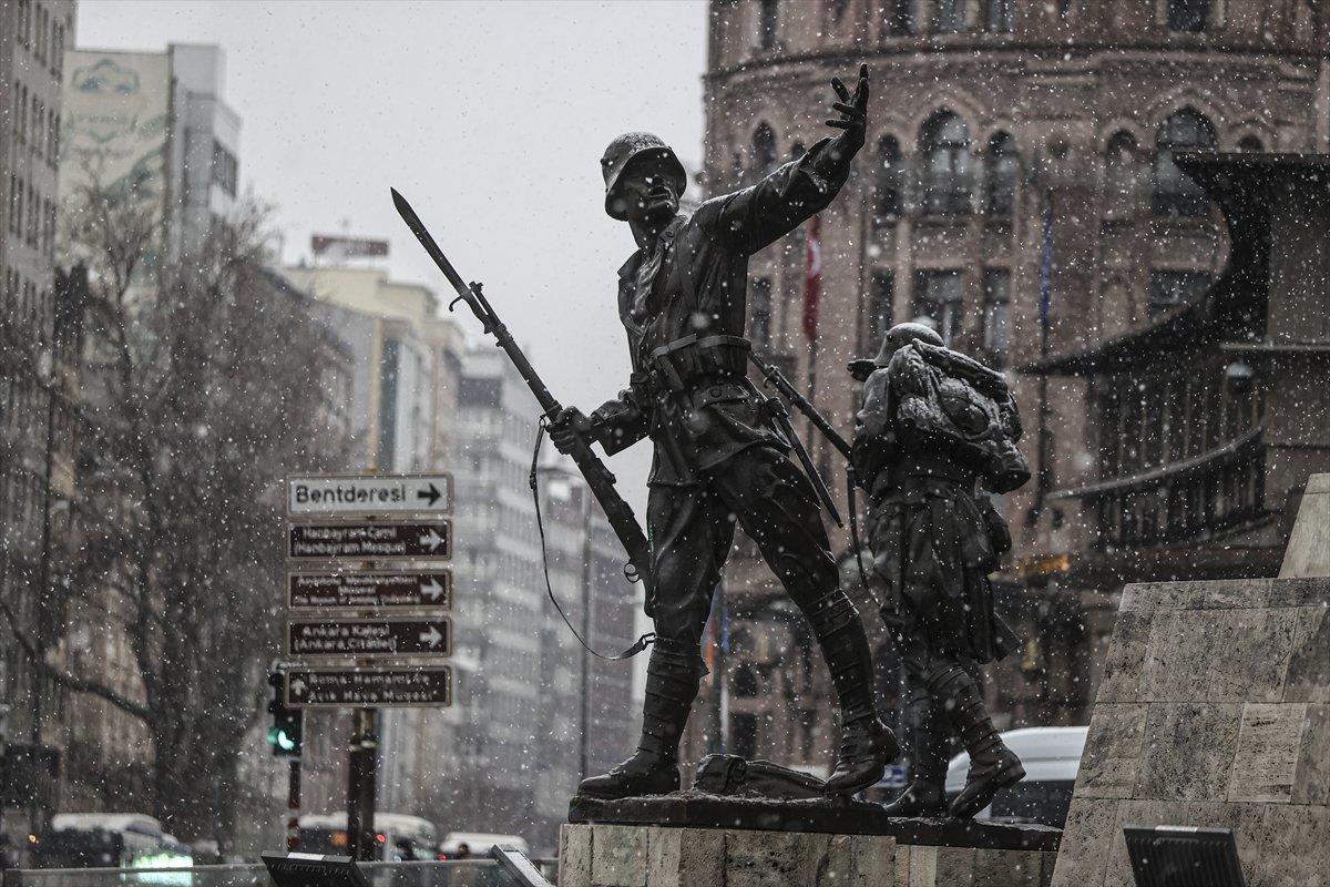 Ankara'da üçüncü cemrenin ardından yağan kar şaşkınlık yarattı