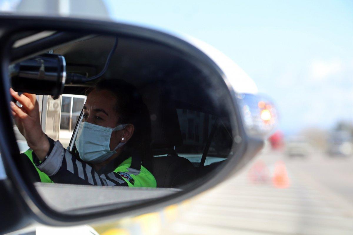 Tek kadın radar polisi Antalya’da hız yapanlara göz açtırmıyor