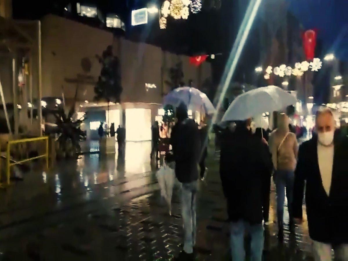 İstiklal Caddesi'nde bir vatandaş, HDP'nin kapatılmasına böyle sevindi