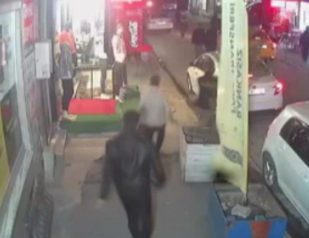 Esenyurt'ta tırnakçılık yöntemiyle 300 doları çalmaya çalıştılar