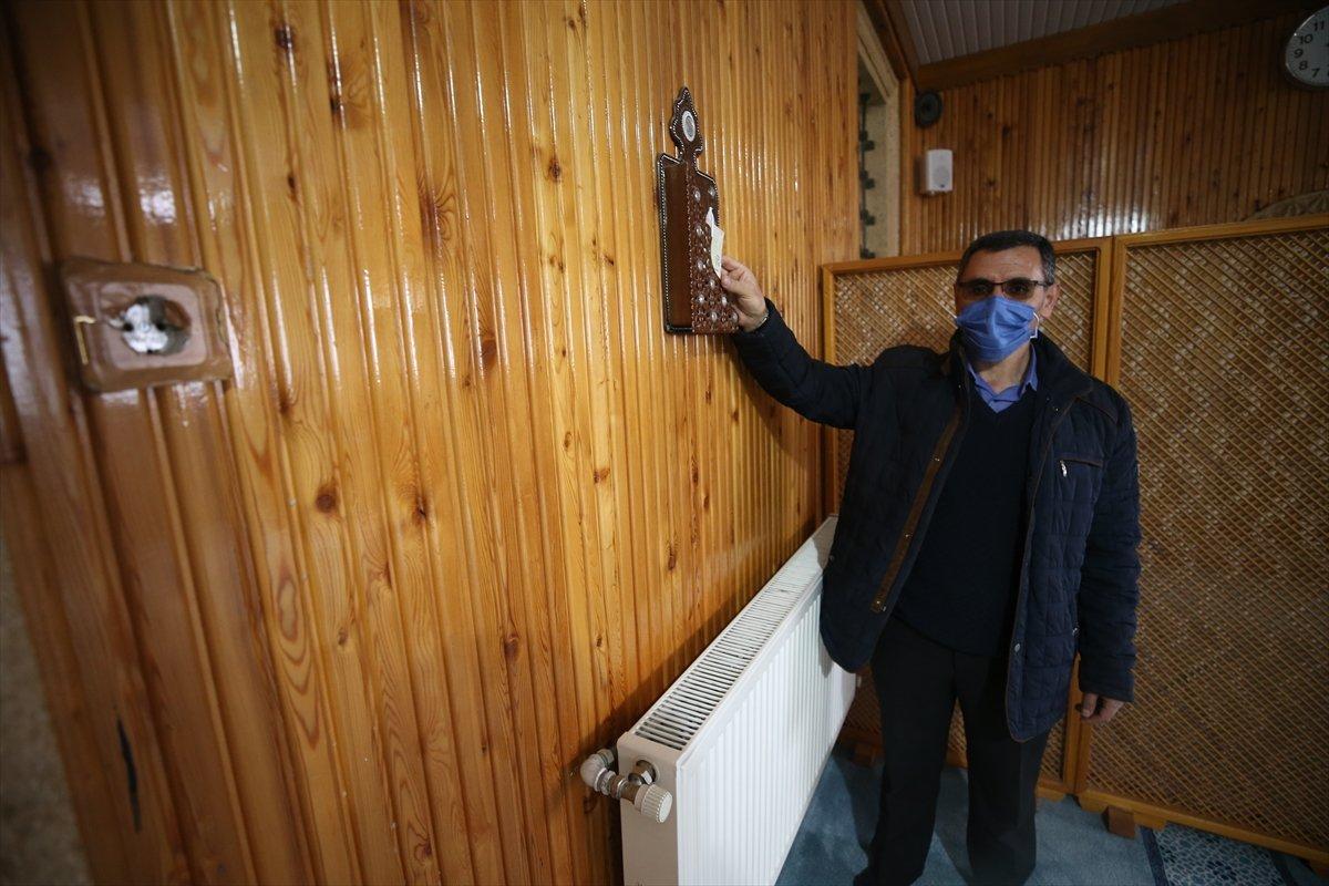 Nevşehir’de camideki prizi kullanan genç, kitaplığa para ve not bıraktı