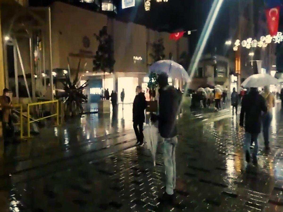 İstiklal Caddesi'nde bir vatandaş, HDP'nin kapatılmasına böyle sevindi