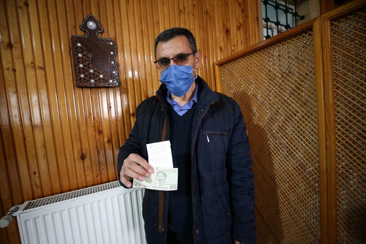 Nevşehir’de camideki prizi kullanan genç, kitaplığa para ve not bıraktı