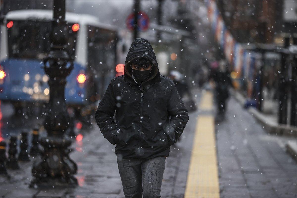 Ankara'da üçüncü cemrenin ardından yağan kar şaşkınlık yarattı