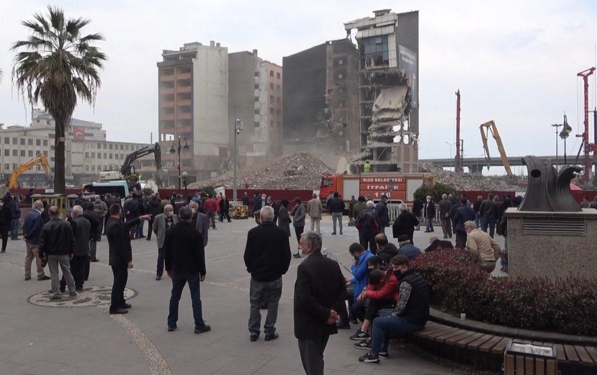 Rizeliler meydanda toplanıp inşaat yıkımlarını izliyor