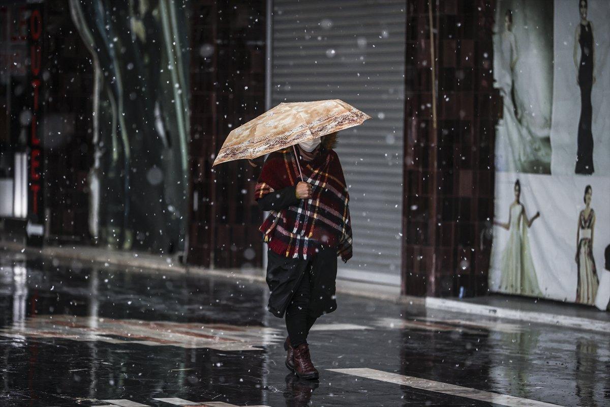 Ankara'da üçüncü cemrenin ardından yağan kar şaşkınlık yarattı
