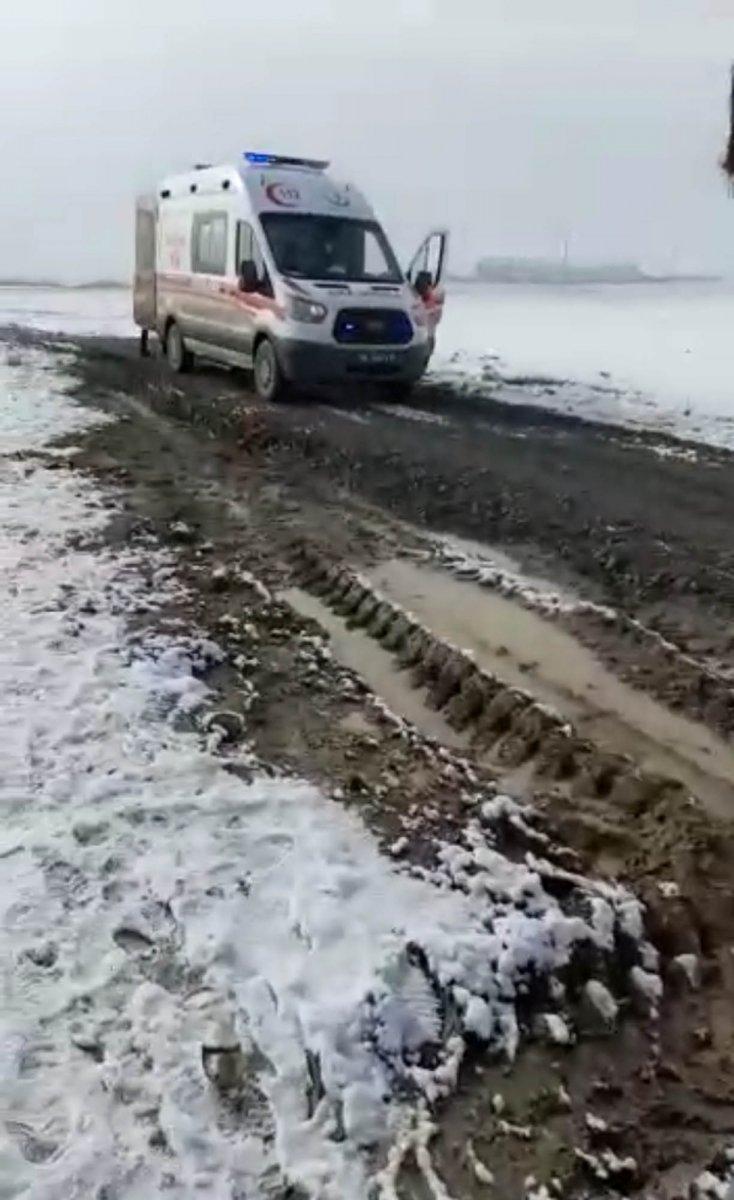 Ağrı'da rahatsızlanan yaşlı adam 4 kilometre taşındı