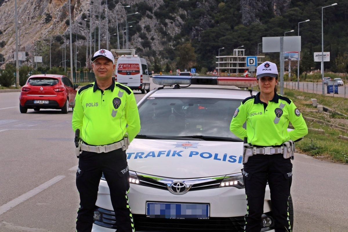 Tek kadın radar polisi Antalya’da hız yapanlara göz açtırmıyor