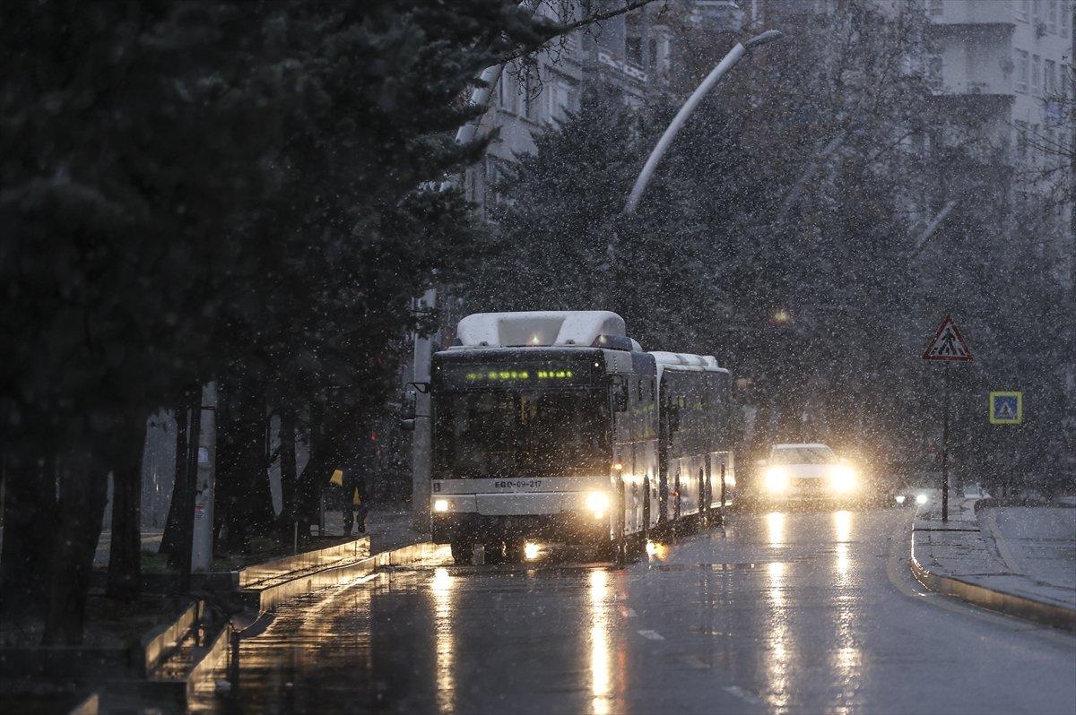 Ankara'da üçüncü cemrenin ardından yağan kar şaşkınlık yarattı