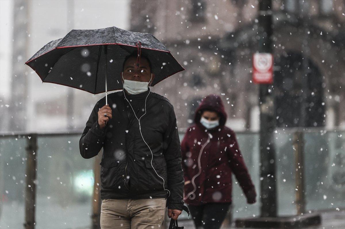 Ankara'da üçüncü cemrenin ardından yağan kar şaşkınlık yarattı