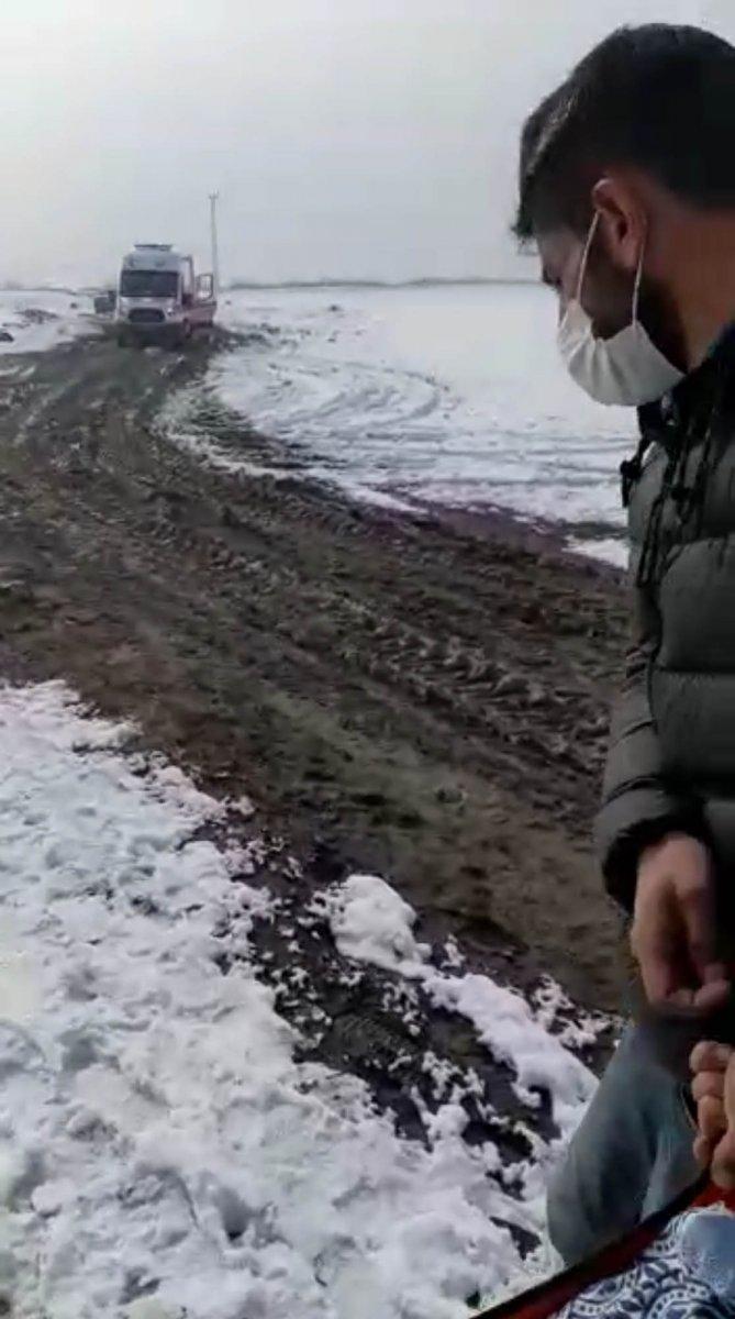 Ağrı'da rahatsızlanan yaşlı adam 4 kilometre taşındı