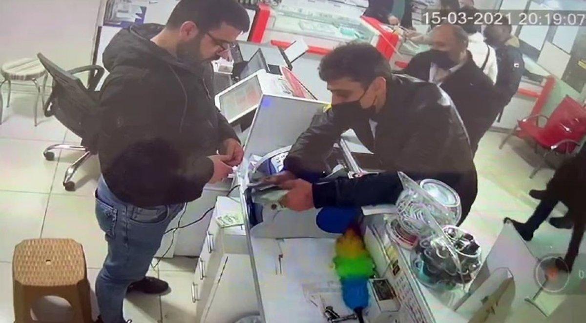 Esenyurt'ta tırnakçılık yöntemiyle 300 doları çalmaya çalıştılar