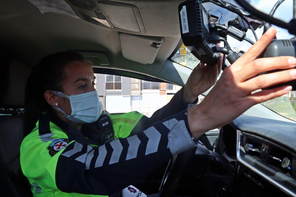 Tek kadın radar polisi Antalya’da hız yapanlara göz açtırmıyor