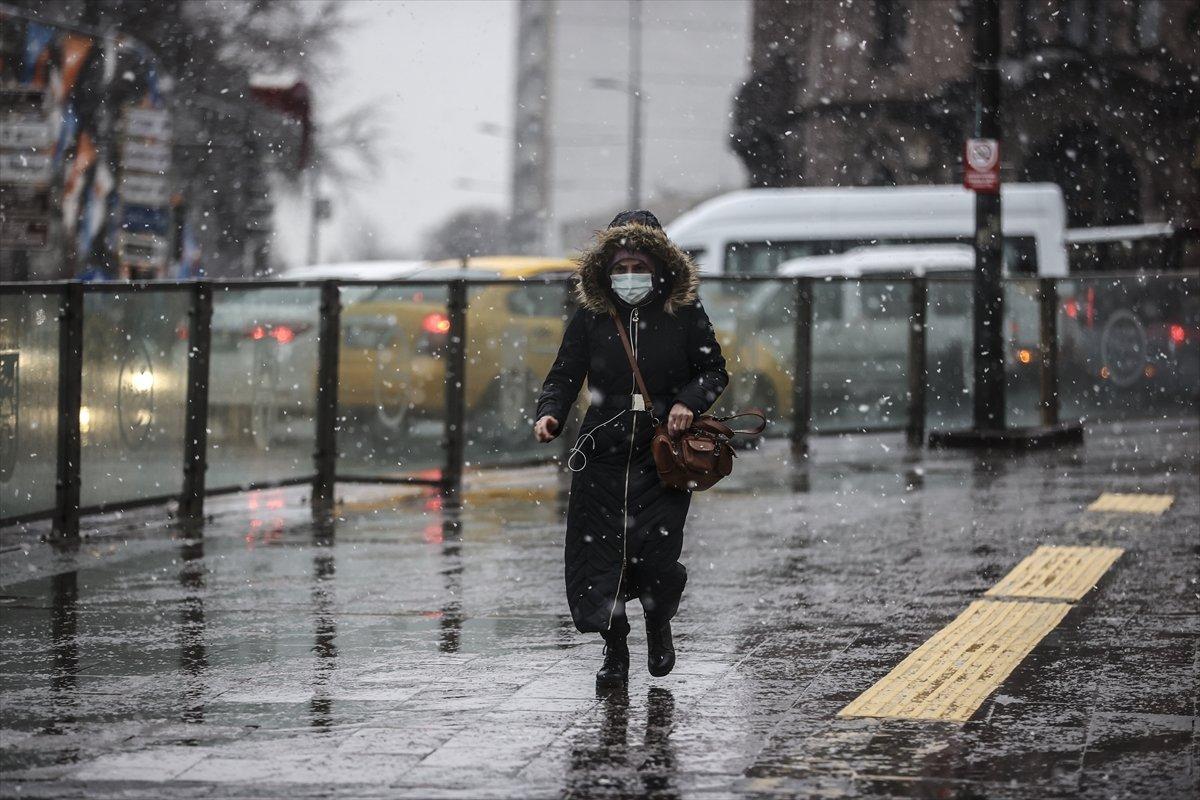Ankara'da üçüncü cemrenin ardından yağan kar şaşkınlık yarattı