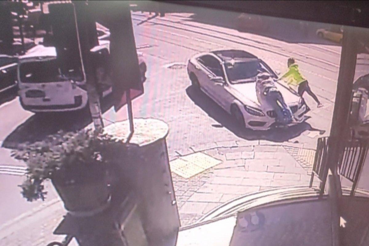 Güngören'de iki kişiye çarpan otomobil kamerada