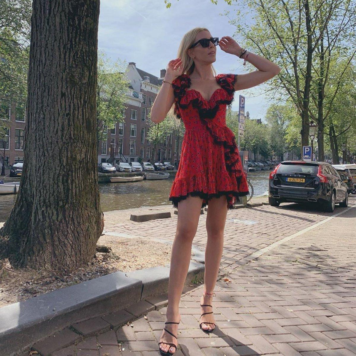 Sinem Kobal'dan kumsal pozu