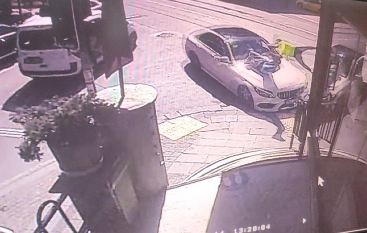 Güngören'de iki kişiye çarpan otomobil kamerada