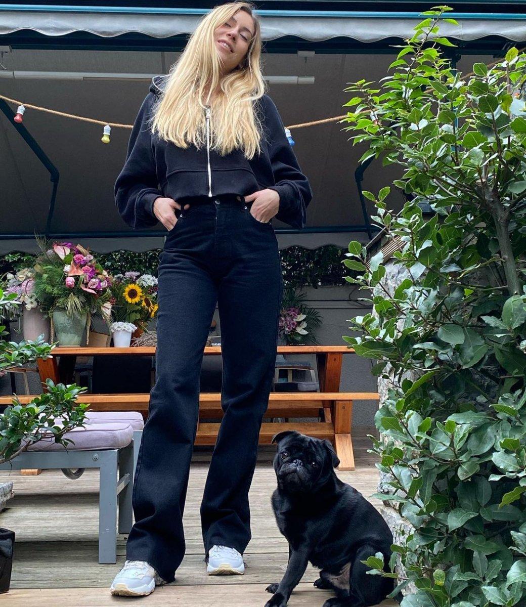 Sinem Kobal'dan kumsal pozu