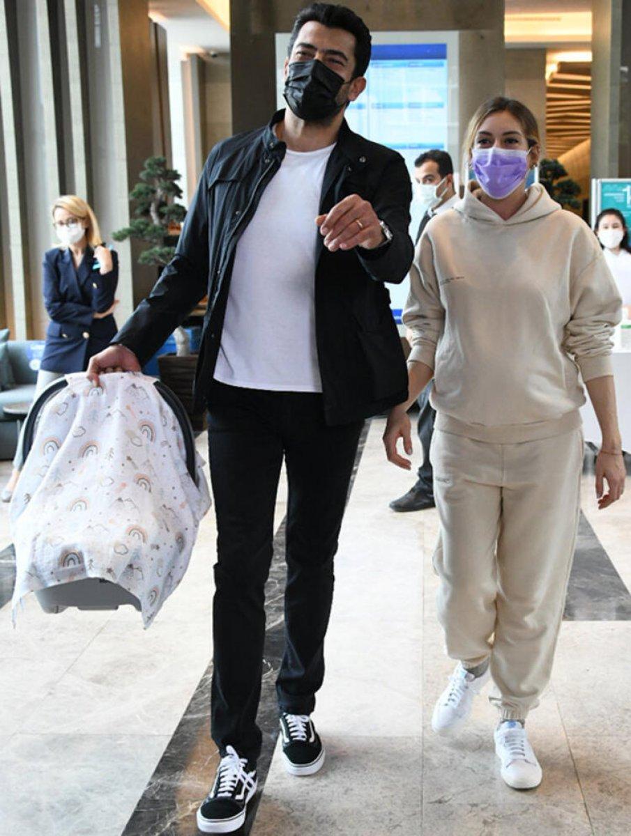 Sinem Kobal'dan kumsal pozu