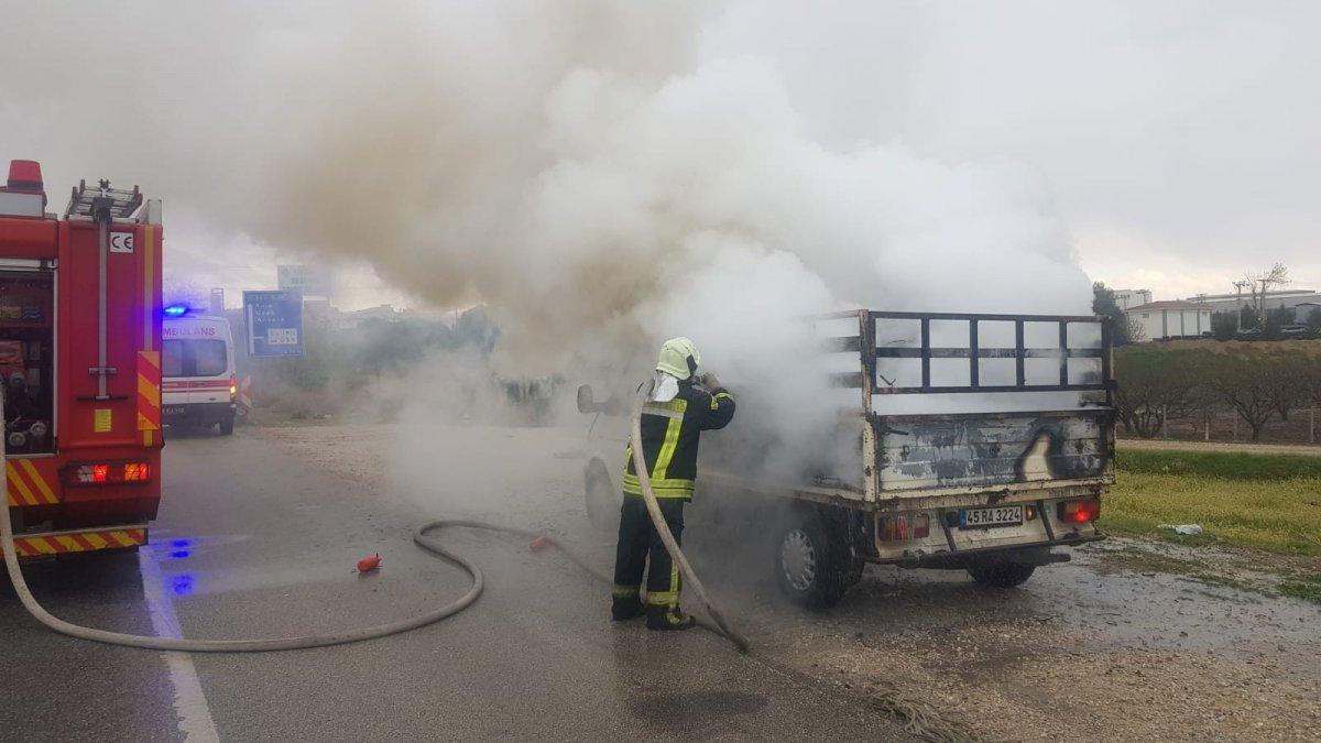 Manisa’da kamyonetin kasasındaki eşyalar yandı