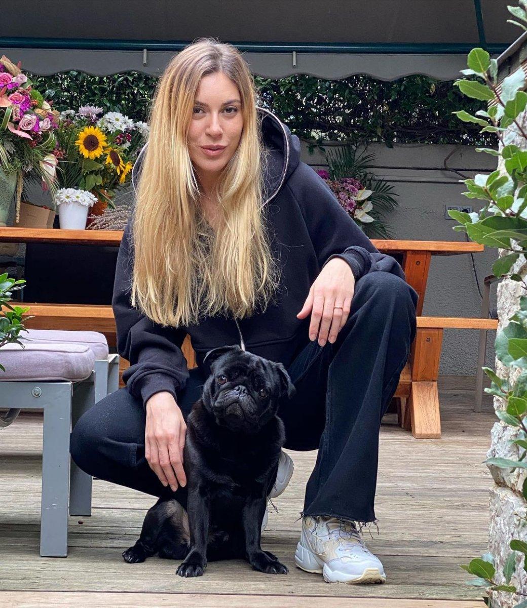 Sinem Kobal'dan kumsal pozu