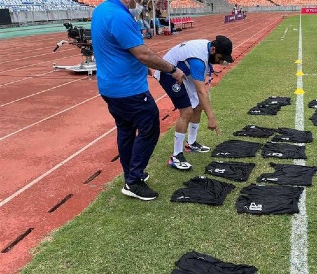 Maçtan önce rakip takımın formalarına kaşıntı tozu döktüler