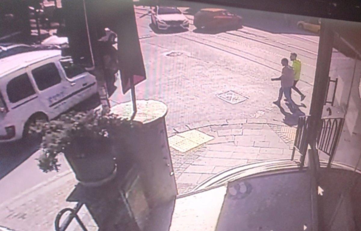 Güngören'de iki kişiye çarpan otomobil kamerada