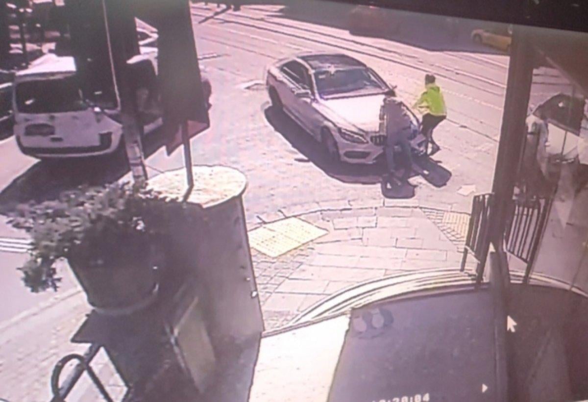 Güngören'de iki kişiye çarpan otomobil kamerada