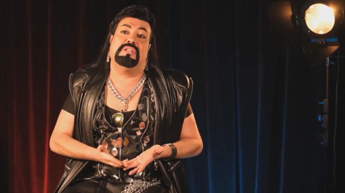 Kobra Murat, peruğunu çıkardı