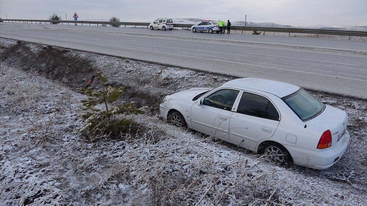 Tokat’ta gizli buzlanma: 3 araç şarampole uçtu