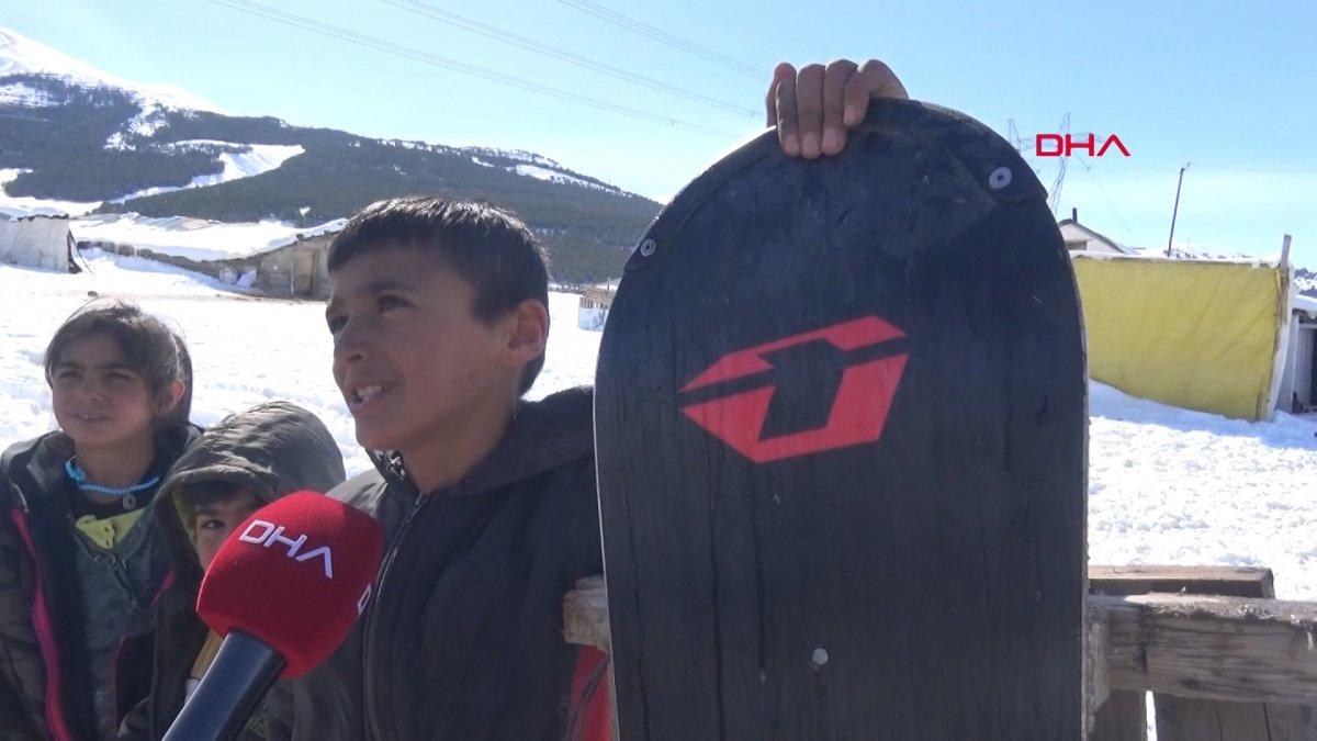 Erzurum’da çocuklar PVC plastikler ile kar takımı yaptı