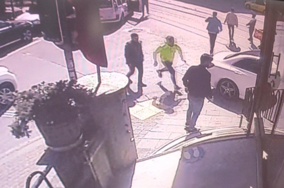 Güngören'de iki kişiye çarpan otomobil kamerada