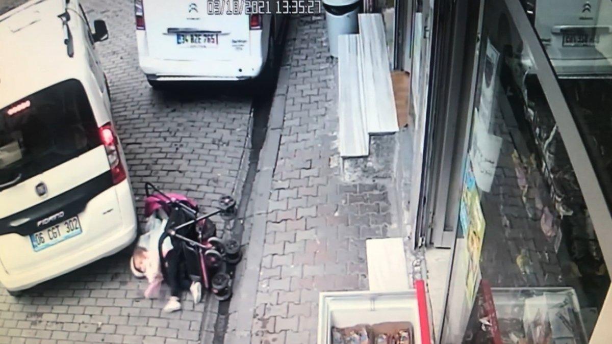 Bağcılar'da bebek arabası devrildi, sürücü son anda fark etti
